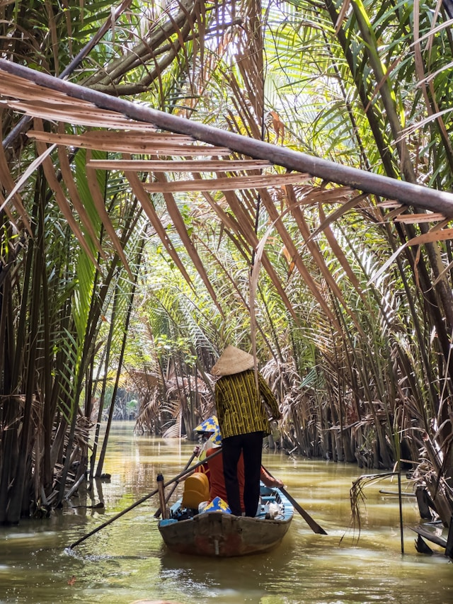 Boat cruise through intricate canals